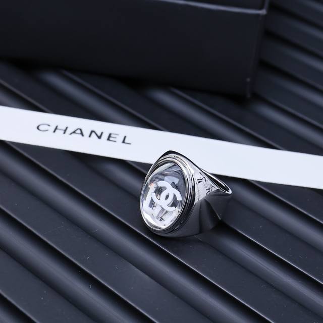 Chanel25S 银色镜面椭圆戒指 椭圆系列耳钉+项链哇 这个系列太好看了~ 亮亮的 水灵灵的 和夏天的适配度好高 码数6-7-8