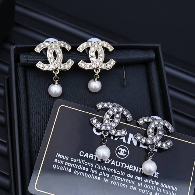 Chanel经典双C Logo珍珠耳坠 水钻珍珠的Custume Jewelry 闪亮复古感直接拉满