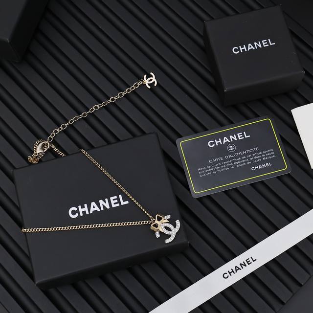 Chanel24K蝴蝶结项链 把香槟金蝴蝶结的千金感和银色双C的休闲感 完美的诠释了可盐可甜的风格多面拉丝蝴蝶结的设计不单调