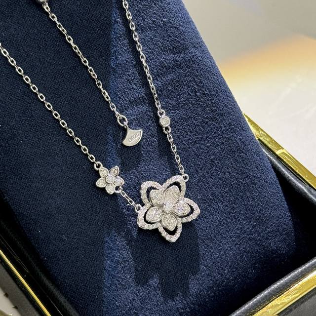 S0077 大牌 格拉夫 旗舰店同步上新 新款 花朵 双花 项链 花朵比例恰到好处。看似简单却很考究版型工艺的一款，先不说定制的爱心钻，版型周正，拥有无可挑剔的