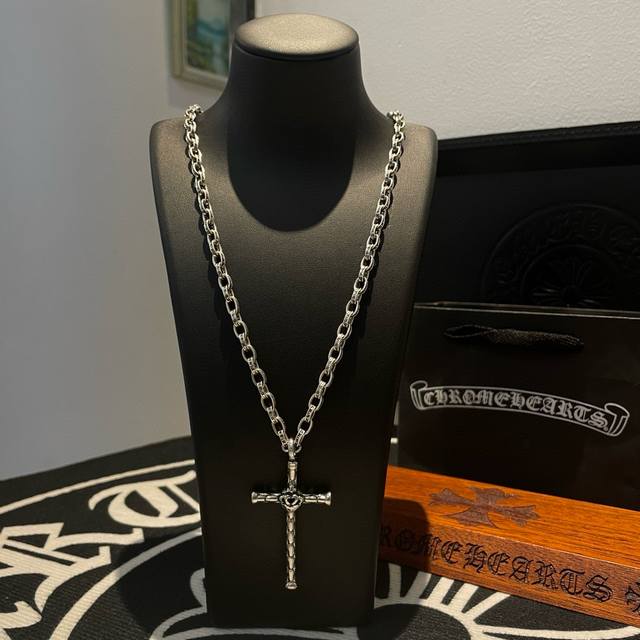 抖音 快手 Ins 小红书 直播热门，新款 专柜品质 Chrome Hearts克罗心经典字母项链 ,十字架吊坠，凹凸造型不同的花纹设计风格 呈现出与众不同 十