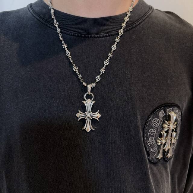 新款 专柜品质 Chrome Hearts克罗心经典复古十字花球项链 十字架吊坠 凹凸造型不同的花纹设计风格 呈现出与众不同 十字架 童军花是克罗心的志 所以更