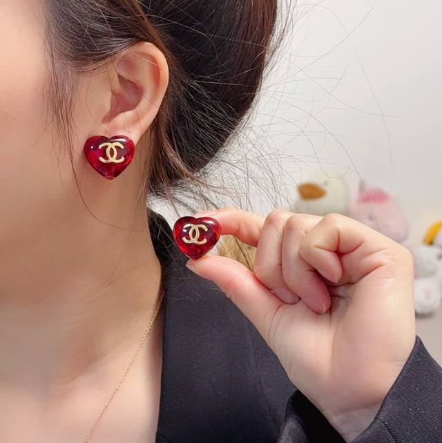 耳夹Chanel专柜最新款同步上新香奈儿红色爱心耳夹耳环大牌香奶奶这个品牌在时尚女性当中绝对无所不知原版Logo字印都知道它的经典与岁月立体感超强 超好超抢手