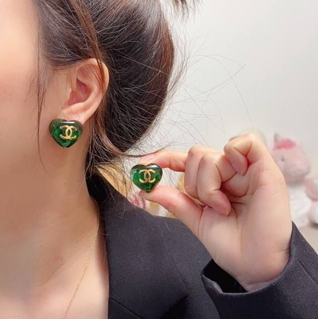 耳夹Chanel专柜最新款同步上新香奈儿绿色爱心耳夹耳环大牌香奶奶这个品牌在时尚女性当中绝对无所不知原版Logo字印都知道它的经典与岁月立体感超强 超好超抢手