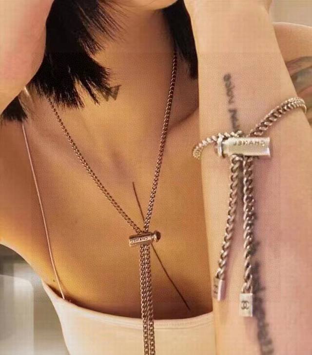 香奈儿Chanel双C字母最新款时尚伸缩项链超个性，百搭款特别特别赞，整体细节非常令人惊喜，设计感十足，不仅带出个人自信及品味，款式典雅而时尚，突显法式高雅气息