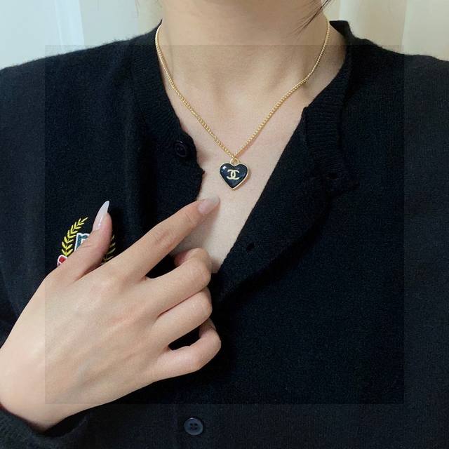 香奈儿Chanel最新款黑爱心双面项链精钢保色超个性，百搭款特别特别赞，整体细节非常令人惊喜，设计感十足，不仅带出个人自信及品味，款式典雅而时尚，突显法式高雅气
