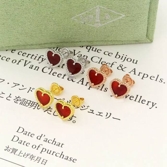 爆款来袭Vca 经典红心项链耳钉手链套装亚金材质 玫瑰金色+红玛瑙 女神赵丽颖同款 回头率不要太高哦爱心项链搭配耳钉套装超级美 可爱 性感 时尚 完全Ok项链P
