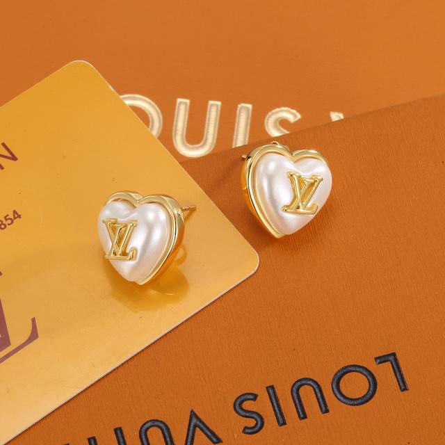 精工版本 路易威登心桃树脂耳钉 秉承精湛匠艺，以锻造耀目 Lv Twig 抛光色泽成就经典 Lv 字母的自然化身，流露品牌格调。明星同款 经典百搭