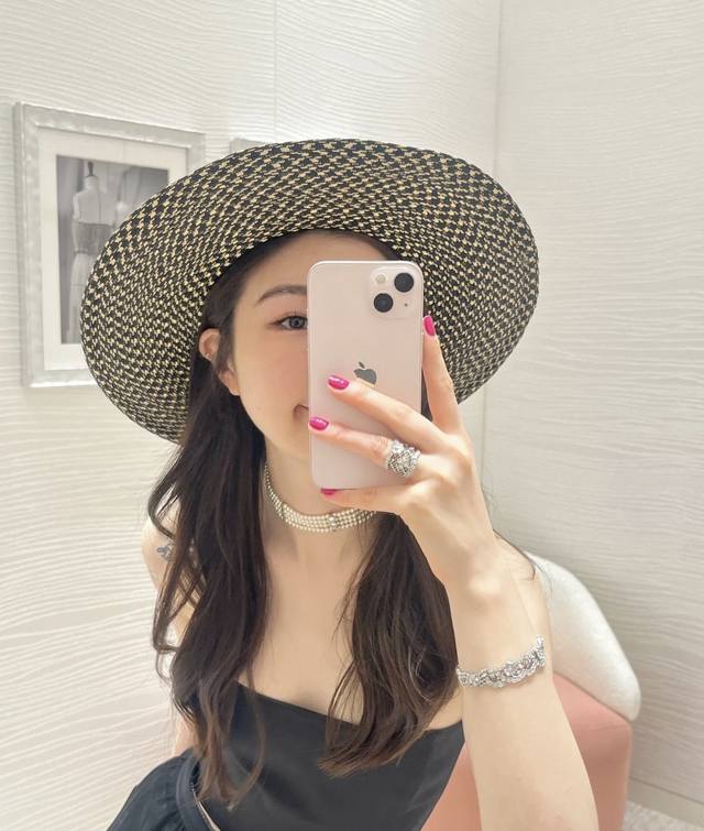 高品质 细节如图 D 多镜面双层珍珠Choker Z 9400，近W的天价But太绝太美太仙啦一眼心动的设计！墙裂安利！D超级少见的风格四层珍珠设计！比较宽版的