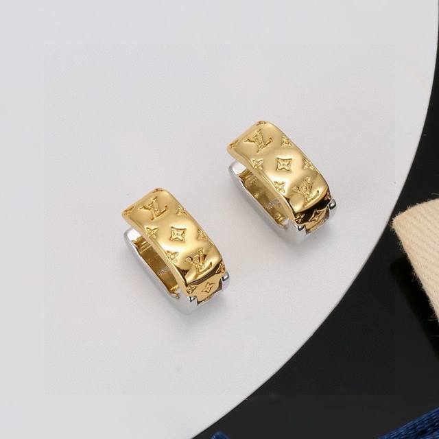 驴家新款Lv Iconic Lv 四叶草镂空麻花耳环 再以 Monogram 花卉注入雅致格调，无论单独佩戴或搭配同款手饰 均可释放柔美气息耳钉