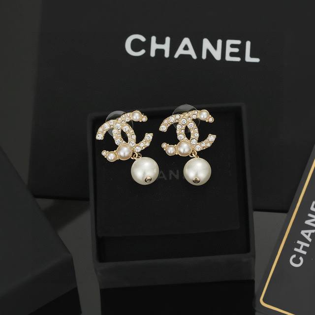 Chanel 香奈儿经典双C珍珠耳钉 这款随意搭配都是非常好看百搭时尚单品 日常款 很修饰脸型 很上档次的 很优雅气质 耳环