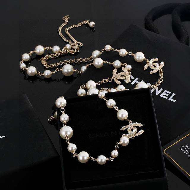 最新款Chanel 香奈儿双C珍珠项链 毛衣链非常好看， 精致大方，好不好品质说话，全部都实拍，图片全程无Ps，不弄虚作假，我家的香奈儿拿过的都知道品质的！零售