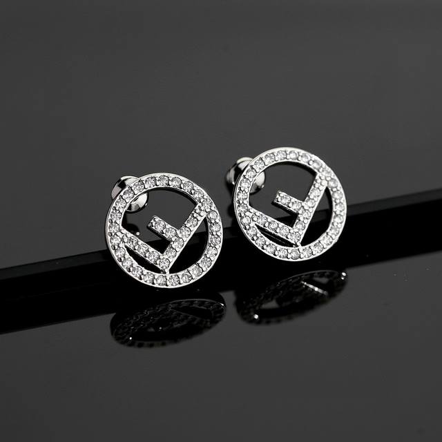Fendi 芬迪 字母经典著作 芬迪耳钉 精选原版一致 电镀18K金工艺 专柜版本 一比一质量简约大方设计理念 非常百搭 上身十分耐看 经典百搭