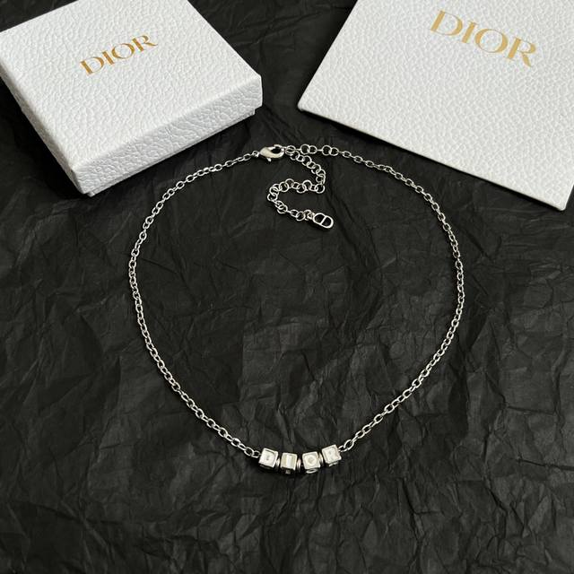 Dior 迪奥 项链 精选原版一致 黄铜材质 甜美气质高雅。
