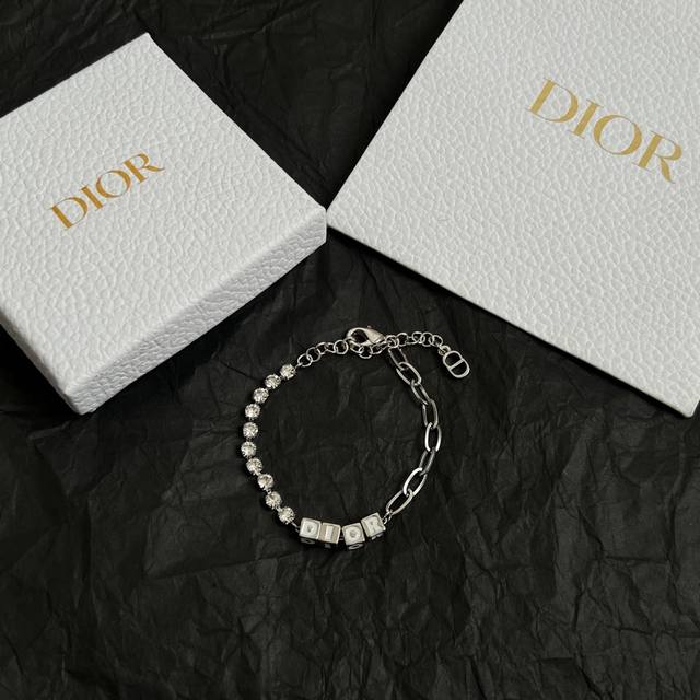 Dior 迪奥 手链 精选原版一致 黄铜材质 甜美气质高雅。