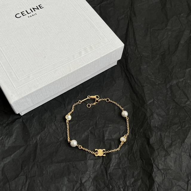 Celine 赛琳 手链 一直是简约时尚界的标杆大胆的设计 百看不厌搭配起来更Fashion