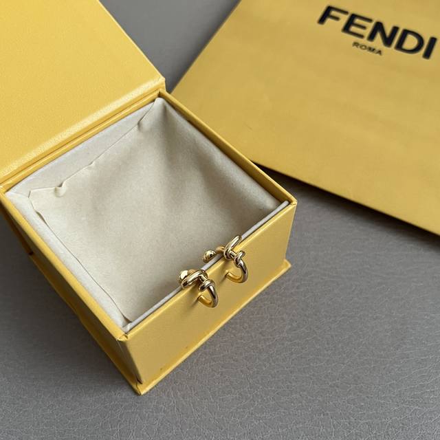 Fendi 芬迪 高端定制 爆款新款 简单大方 耳钉 华丽登场 ，很难见到如此熟悉 素雅的耳环，非常适合日常搭配，宝宝们，这个绝对值得入