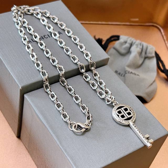 原单货新品 巴黎世家项链 Balenciaga 新款项链专柜一致 细节做工精细 每个细节流程到位 设计工艺精细 巴黎世家钥匙系列火爆款出货 设计独特 复古风格