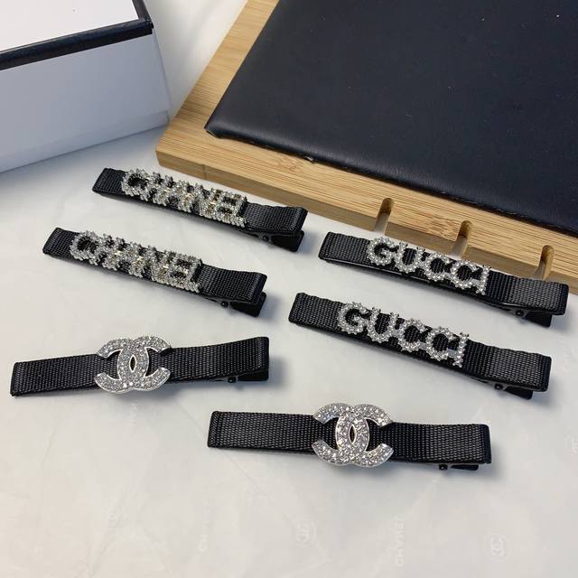 Chanel小香 Gucci古驰 满钻Logo边夹刘海夹压夹日常精致小单品 气质百搭小仙女必入单品 宝藏款 闭眼入推荐款 一对