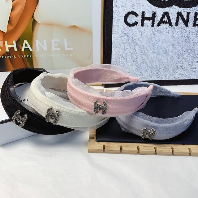Chanel小香 Chanel发箍 欧根纱Logo轻奢风发箍气质百搭小仙女必入单品名媛风十足～宝藏款 闭眼入推荐款 单个