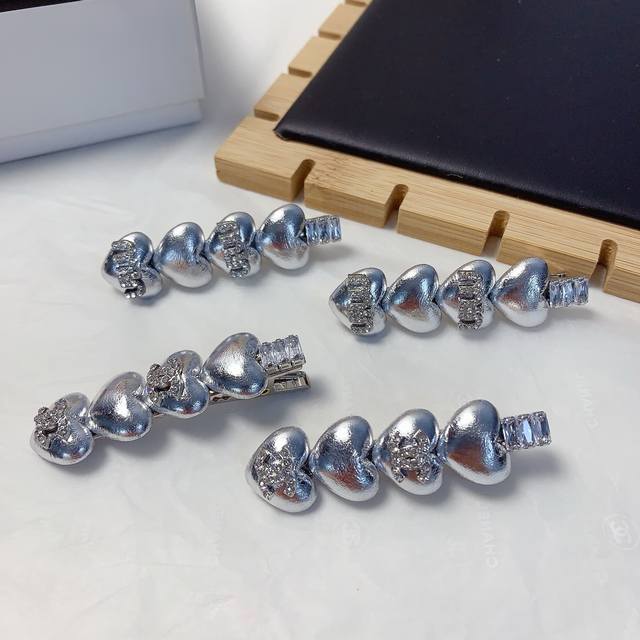 Chanel小香 Miumiu缪缪 爱心Logo边夹刘海夹压夹日常精致小单品 气质百搭小仙女必入单品 宝藏款 闭眼入推荐款 一对