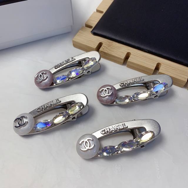 Chanel小香 Chanel发夹 捷克钻Logo边夹刘海夹压夹日常精致小单品 气质百搭小仙女必入单品 宝藏款 闭眼入推荐款 一对