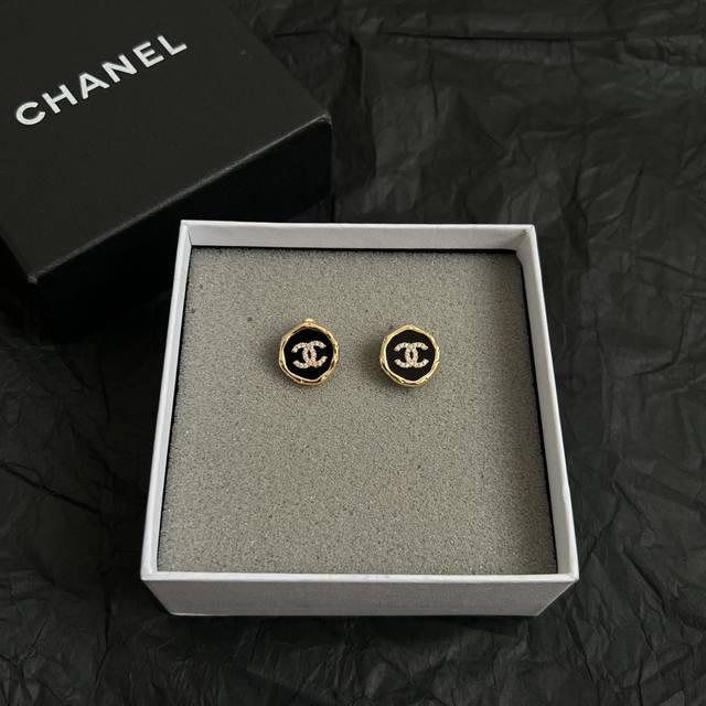 Chanel香奈儿 中古 耳钉小香家的款式真心无需多介绍每一款都超好看，精致大方，非常显气质。