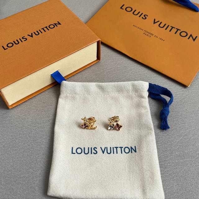 原单货 Lv 耳钉Louis Vuitton 路易威登 专柜一致材质 火爆款出货 设计独特 复古前卫。