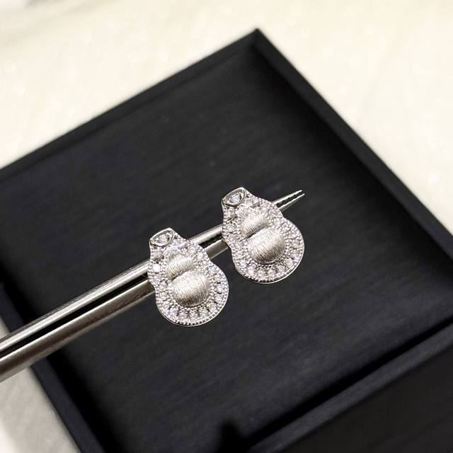 A6220 国潮风 古法工艺 拉丝 排钻 葫芦 耳钉葫芦自古就有“福禄吉祥”的寓意 高端 925银精工 镶嵌5A高碳钻 修饰脸型，很气质，超级推荐 质感十足 电