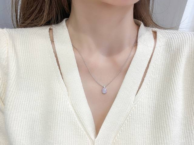 205344 我们出品 香水瓶项链，可订做真金真钻，只做对版Zp真金货，Pk市面各种金货量大咨询客Fu Hw字母吊牌项链 以祖母绿型切工形状作为灵感，19颗明亮