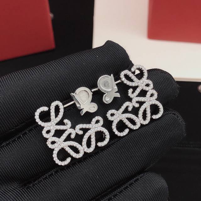 编号Lywed0017 罗意威*最新款镶钻耳钉 一致Zp黄铜材质