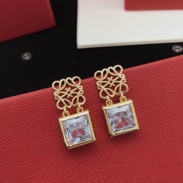 编号Lywed0012 罗意威*最新款金色蓝钻方钻耳钉 一致Zp黄铜材质