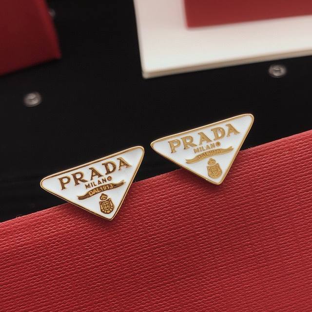 编号Ped0009 Prad*最新款滴油白色三角形耳钉 一致Zp黄铜材质