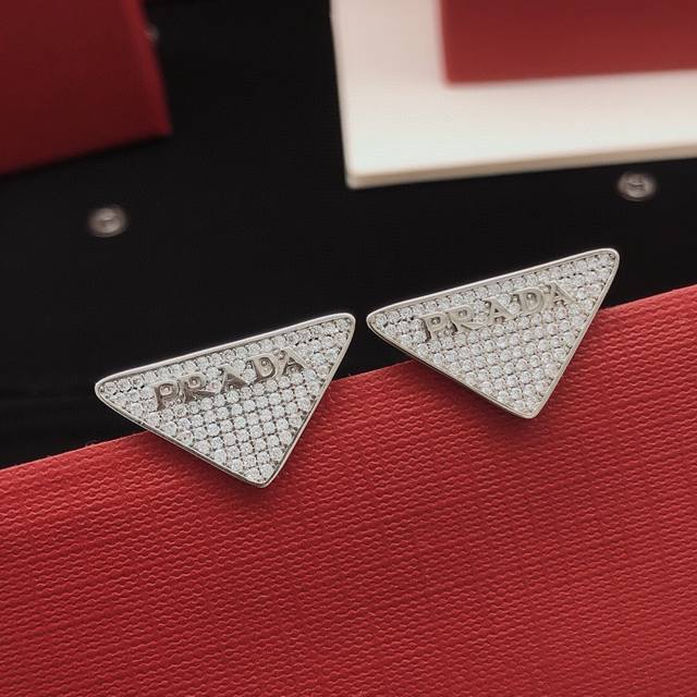 编号Ped0008 Prad*最新款三角形镶钻耳钉 一致Zp黄铜材质