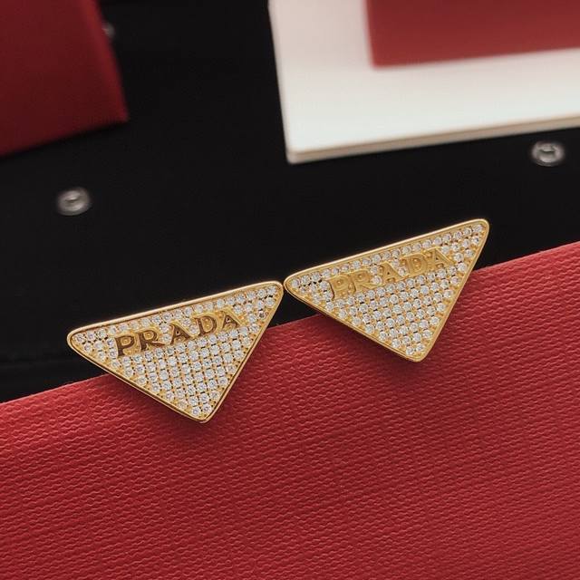 编号Ped0007 Prad*最新款三角形耳钉 一致Zp黄铜材质