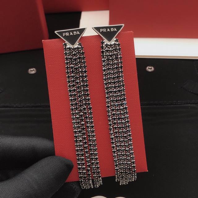 编号Ped0001 Prad*最新款流苏黑钻耳钉 一致Zp黄铜材质