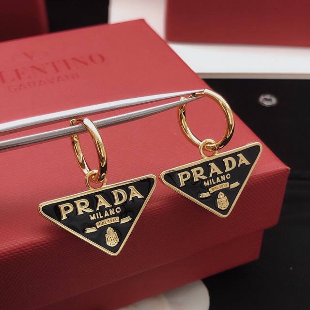 编号Ped0032 Prad*最新款黑色三角形耳勾 一致Zp黄铜材质
