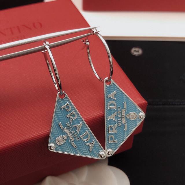 编号Ped0031 Prad*最新款浅蓝色三角形耳勾 一致Zp黄铜材质