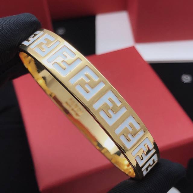 编号Fdsz0007 Fend*最新款滴油白色手镯 一致Zp黄铜材质