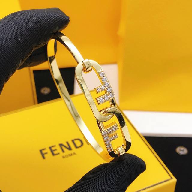 编号Fdsz0013 Fend*最新款手镯 一致Zp黄铜材质