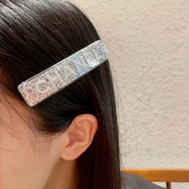 香奈儿字母发夹