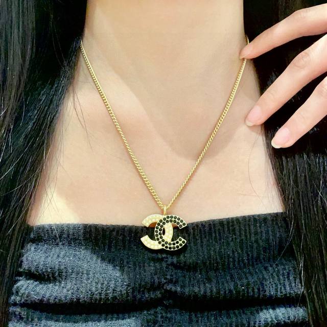 香奈儿珍珠双C拼色项链