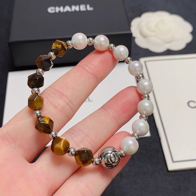香奈儿Chanel字母双C高级天然虎眼石珍珠手链！显白厚实感十足！千年琥珀、万年蜜蜡经典火热爆款来袭大牌香奶奶这个品牌在时尚女性当中绝对无所不知都知道它的经典与