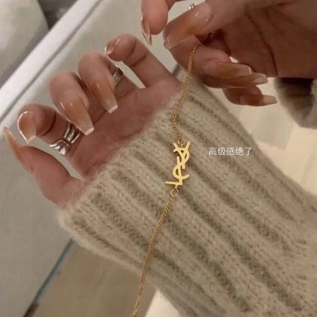 最新款Ysl 圣罗兰字母手链带Logo原装14K进口精钢保色材质 Yves Saint Laurent 创立于1961年 优雅抽象大胆别致的设计风格使它成为奢华