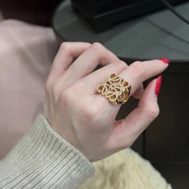 罗意威Loewe中古金镂空造型满钻开口戒指！一戴就忍不住想夸的一款，简约的设计，超精致又显手白，简直爱了！又可以跟其他款式叠搭一起，超级百搭～