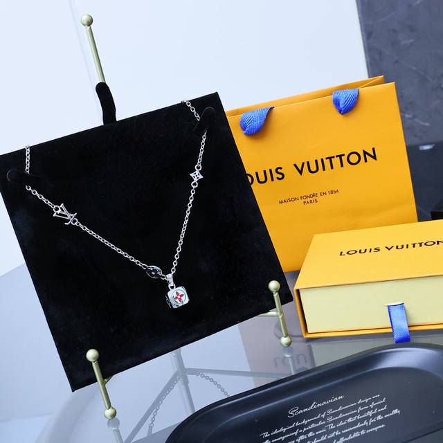 Lv Dice 坠饰 Mo2578 Lvdice 坠饰出自 Pharrell Williams 之手，为多重表面描绘形状和色调各异的图案，巧妙致意路易威登的经典