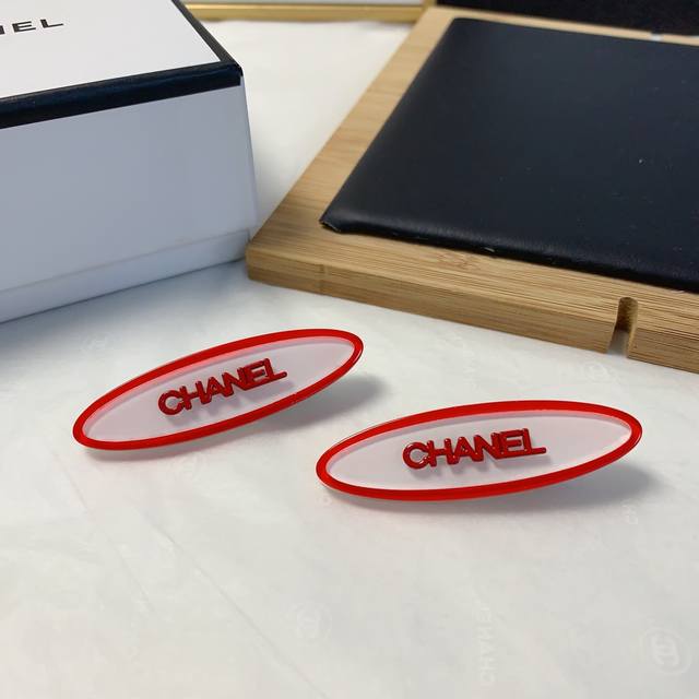 Chanel小香 Chanel发夹 亚克力边夹刘海夹压夹日常精致小单品 气质百搭小仙女必入单品 宝藏款 闭眼入推荐款 一对