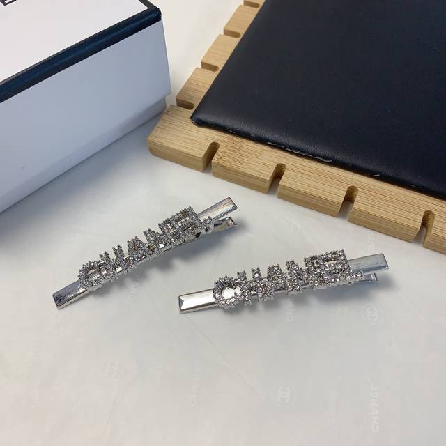 Chanel小香 Chanel发夹 满钻字母Logo边夹刘海夹压夹日常精致小单品 气质百搭小仙女必入单品 宝藏款 闭眼入推荐款 一对