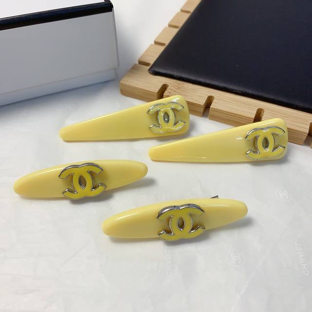 Chanel小香 Chanel发夹 亚克力Logo边夹刘海夹压夹日常精致小单品 气质百搭小仙女必入单品 宝藏款 闭眼入推荐款 一对
