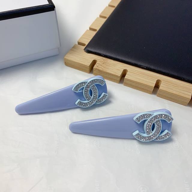 Chanel小香 Chanel发夹 亚克力满钻Logo边夹刘海夹压夹日常精致小单品 气质百搭小仙女必入单品 宝藏款 闭眼入推荐款 一对